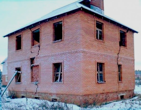 Если фундамент потеряет целостность, по стенам могут пойти трещины