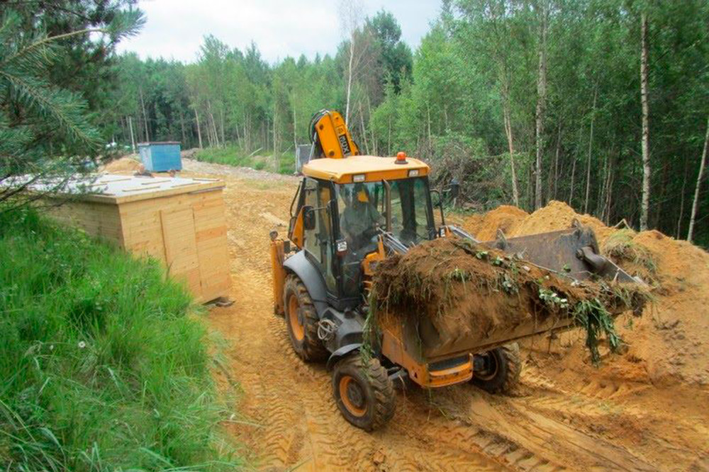 Восьмитонный погрузчик JCB ровняет площадку под будущий дом