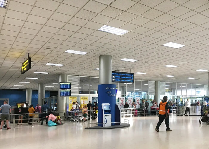 В аэропорту приятно удивила атмосфера. Все вели себя спокойно, несмотря на то что многие ждали своего рейса несколько дней