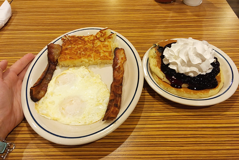 Завтрак в IHOP — яйцо с беконом, картошка и панкейки со взбитыми сливками за 15,71 $. Там мне впервые повстречалась не очень дружелюбная официантка — она всем своим видом показывала, что не хочет отвечать на мои вопросы