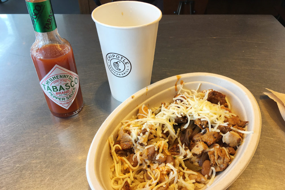 Буррито в сети мексиканских закусочных Chipotle за 8,65 $ подают в тарелке. Даже без соуса оно было невероятно острым