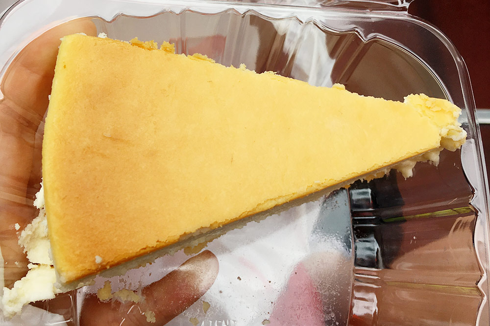 Чизкейк «Нью-Йорк» из кондитерской Junior’s Cheesecake за 7,75 $. Он оказался приторно-сладким, второй раз я бы такое точно есть не стала