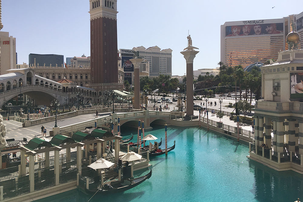 Отель The Venetian завлекает гостей бассейнами и гондолами