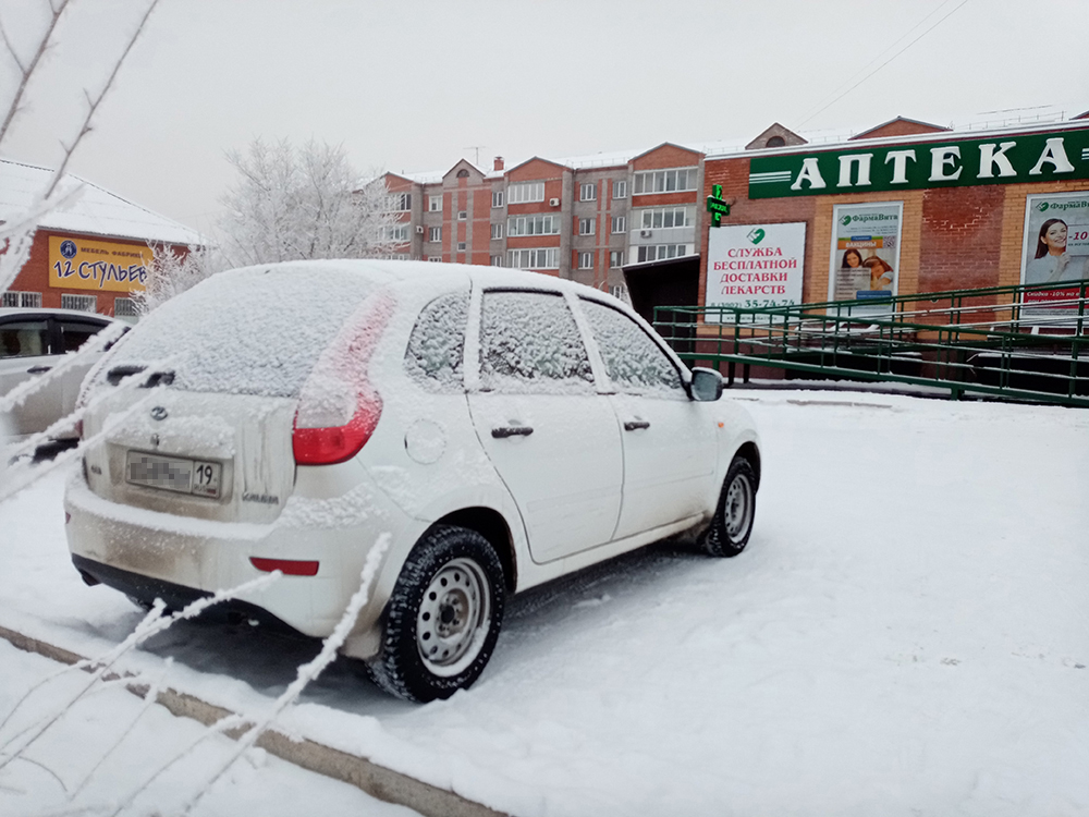 Обзорные фотографии лучше делать под углом 45 градусов к продольной оси автомобиля — так на каждой фотографии будет видно госномер
