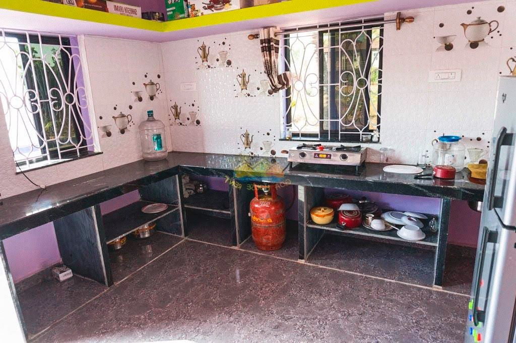 Абсолютно все продукты мы хранили в холодильнике, чтобы их не испортили насекомые