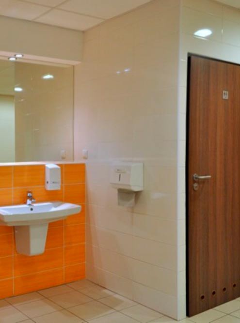 А это санузел на этаже. Источник: hihostels.com
