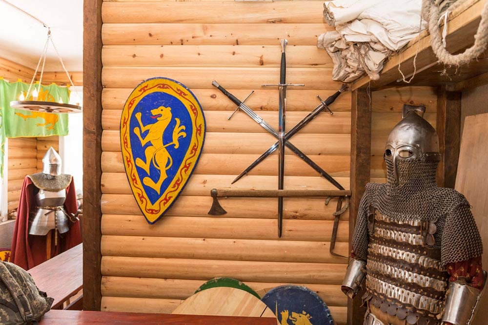 В Хабаровском крае местная НКО на деньги Фонда президентских грантов построила музейный комплекс с предметами быта и оружием из разных эпох. Источник: «Топ-гранты-рф»
