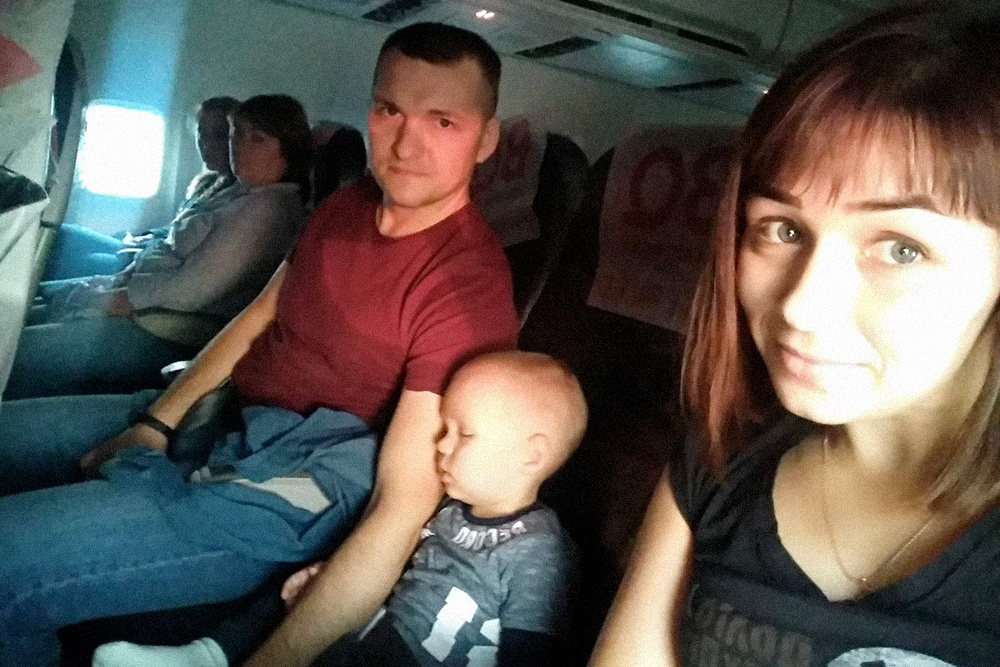 Зато, намаявшись в аэропорту, сын уснул через 30 секунд после взлета — самолет даже высоту не набрал. Так и спал весь перелет. Даже не проснулся перед посадкой, когда стюардесса велела его посадить и пристегнуть