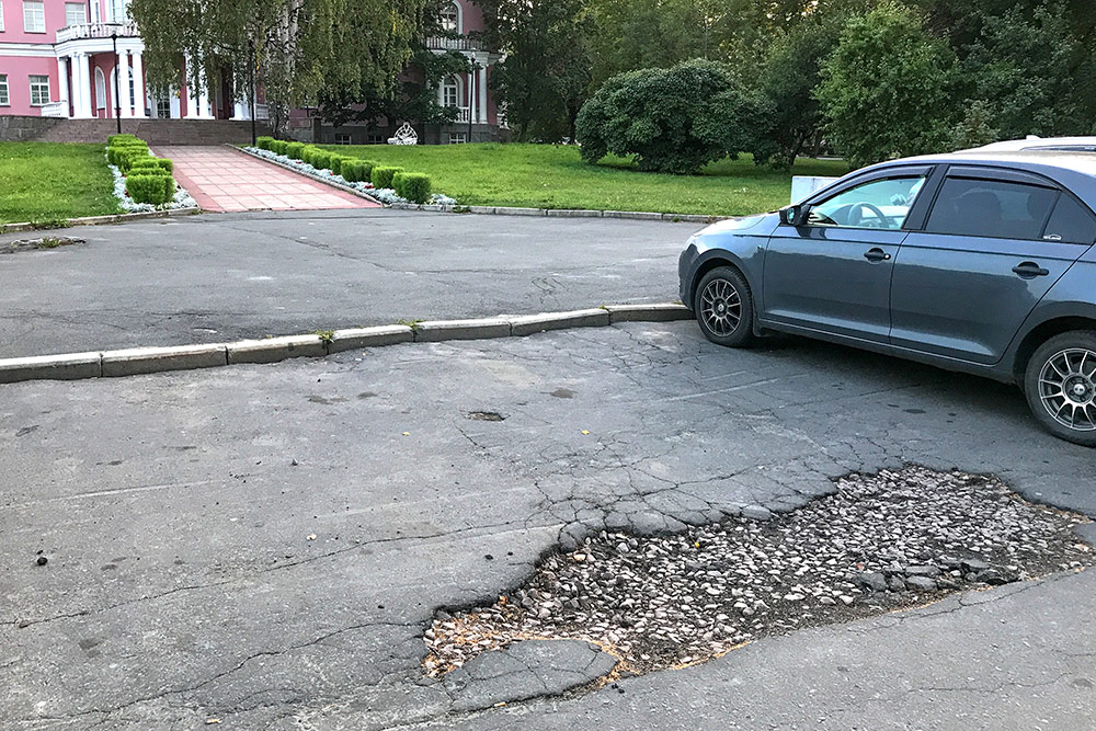 Эта яма расположена в самом центре перед загсом