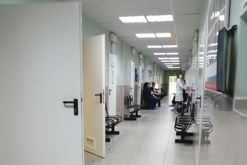 Внутри железнодорожной поликлиники тихо и спокойно, недавно сделали ремонт