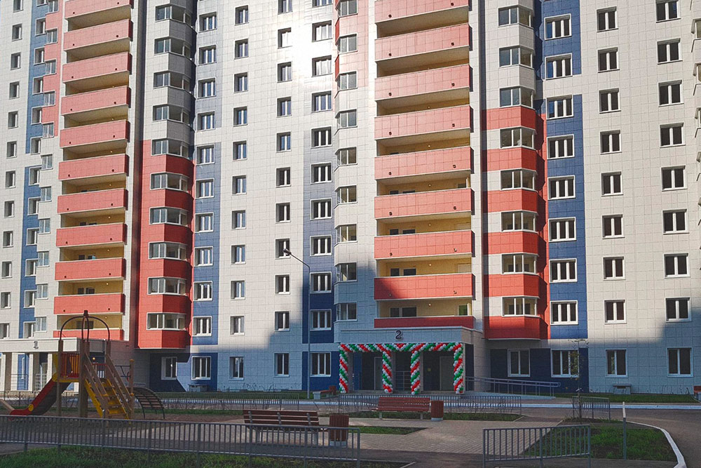 Новый дом, построенный для участников программы социальной ипотеки. Однокомнатная квартира площадью 38 м² в таком доме может стоить 1,6 млн рублей. В обычных новостройках цены на такую квартиру начинаются от 2,5 млн рублей