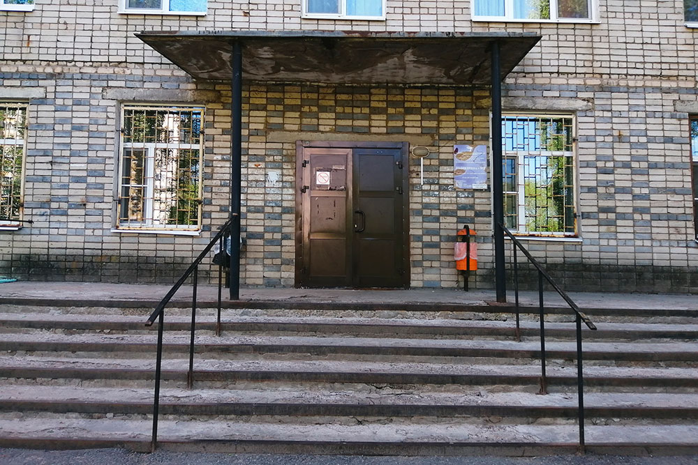 А так выглядит обычная поликлиника на окраине города