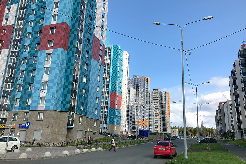 Новостройки в районе Кукковка. До центра на машине можно доехать за 10 минут, если нет пробок. Слева дома одного застройщика, справа — другого