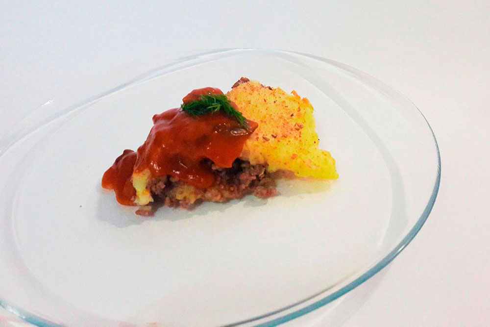Картофельную запеканку с мясом и грибным соусом с томатами я готовила на экзамене