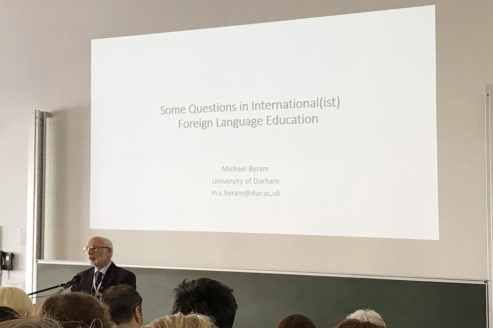 Иногда у нас проходят лекции с приглашенными преподавателями. Однажды у нас проводил лекцию известнейший профессор лингвистики Майкл Байрам