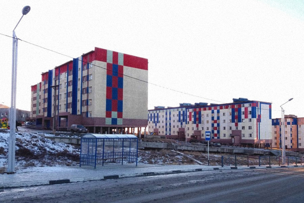 Из-за вечной мерзлоты дома в Певеке стоят на сваях. Для севера это не редкость
