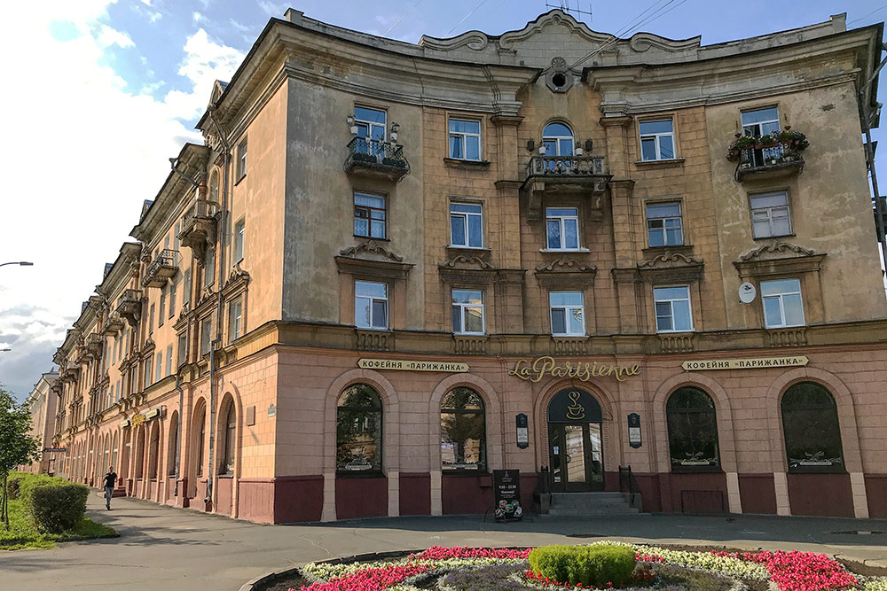 Старый дом на улице Карла Маркса, по которой любят гулять горожане. Улица расположена в центре, рядом парки и театры