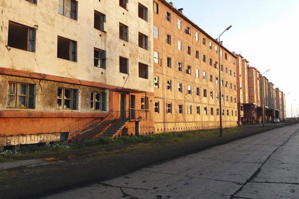 В 90-е и 2000-е годы люди уезжали и оставляли свое жилье. Поэтому квартиры в таких домах не отапливались и для жизни уже непригодны. Эти многоэтажки стоят пустые и никому не интересны. Сносить дорого и бессмысленно. Восстановить их не получится: ремонт коммуникаций обойдется слишком дорого