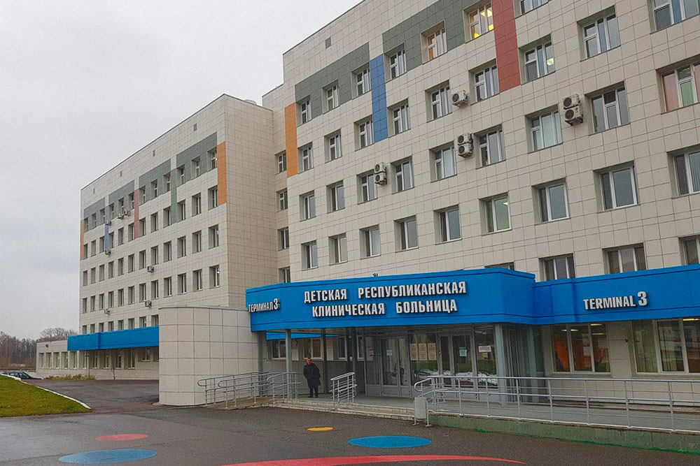 За последние несколько лет в городе отремонтировали многие медицинские учреждения, например детскую больницу. Но в некоторых районах все равно еще остались поликлиники, где падает штукатурка, а в стенах дыры