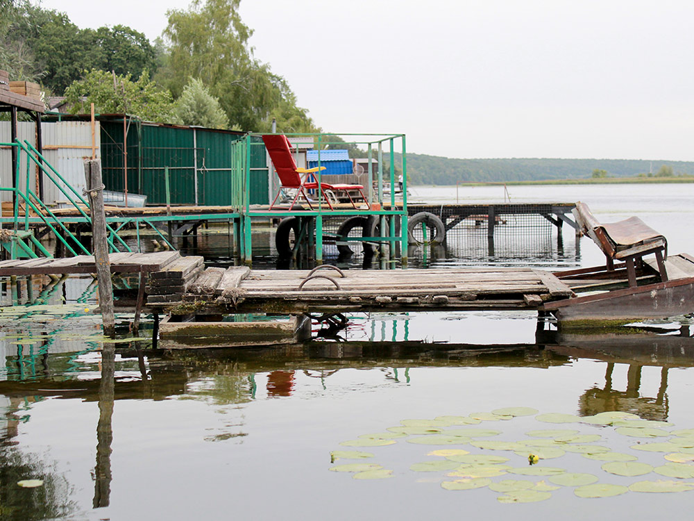 Пирсы на берегу водохранилища в дачном поселке Рыбачий