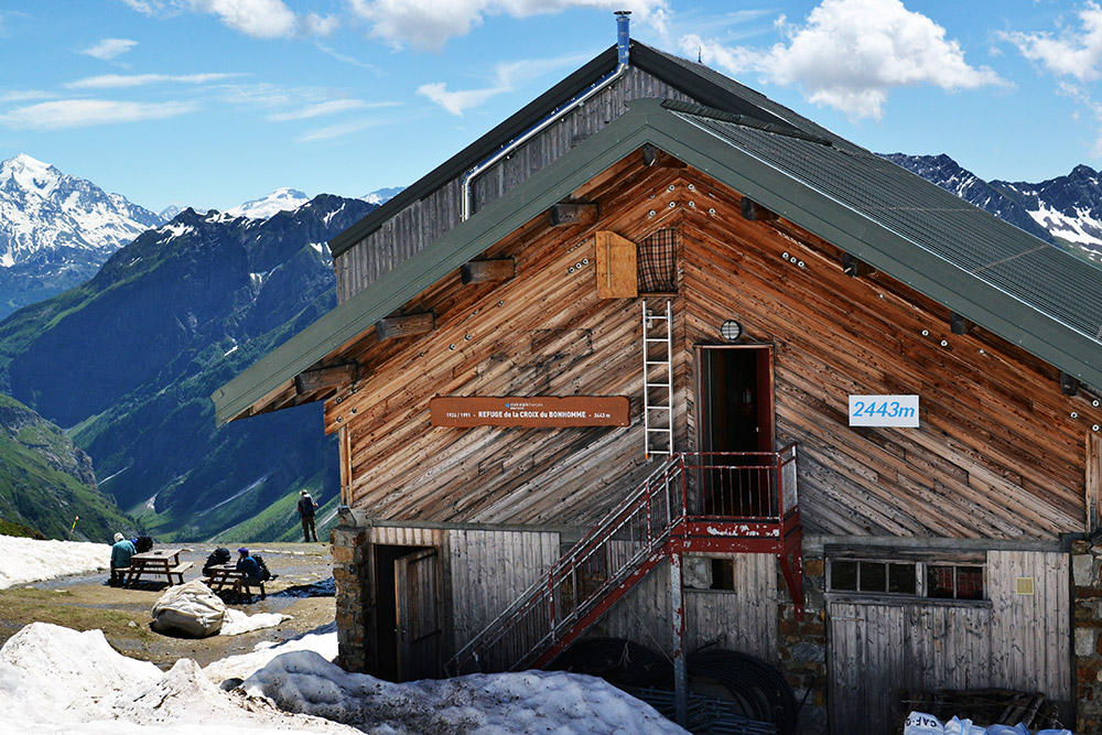 Refuge de la Croix du Bonhomme на высоте 2443 м всегда переполнен. Места лучше бронировать до 8 июня, когда открывается сезон