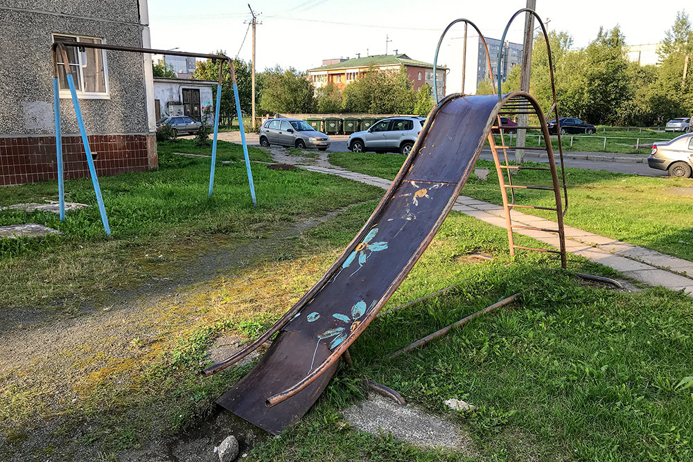 Типичная детская площадка в спальном районе