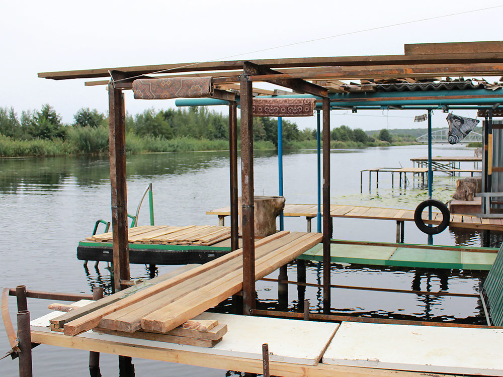 Пирсы на берегу водохранилища в дачном поселке Рыбачий