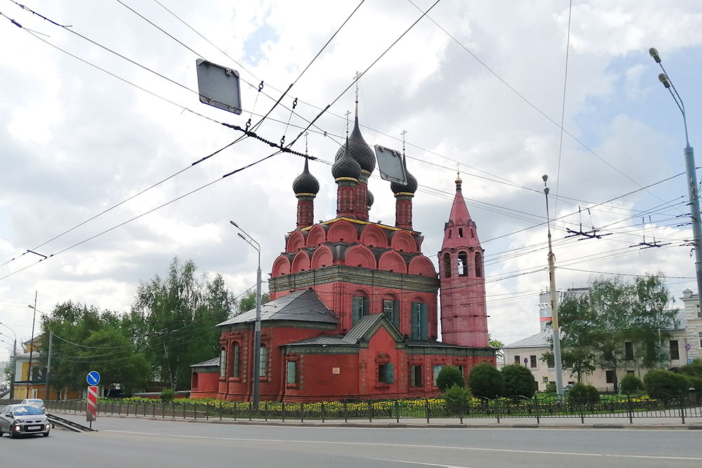Церковь Богоявления недалеко от памятника Ярославу Мудрому