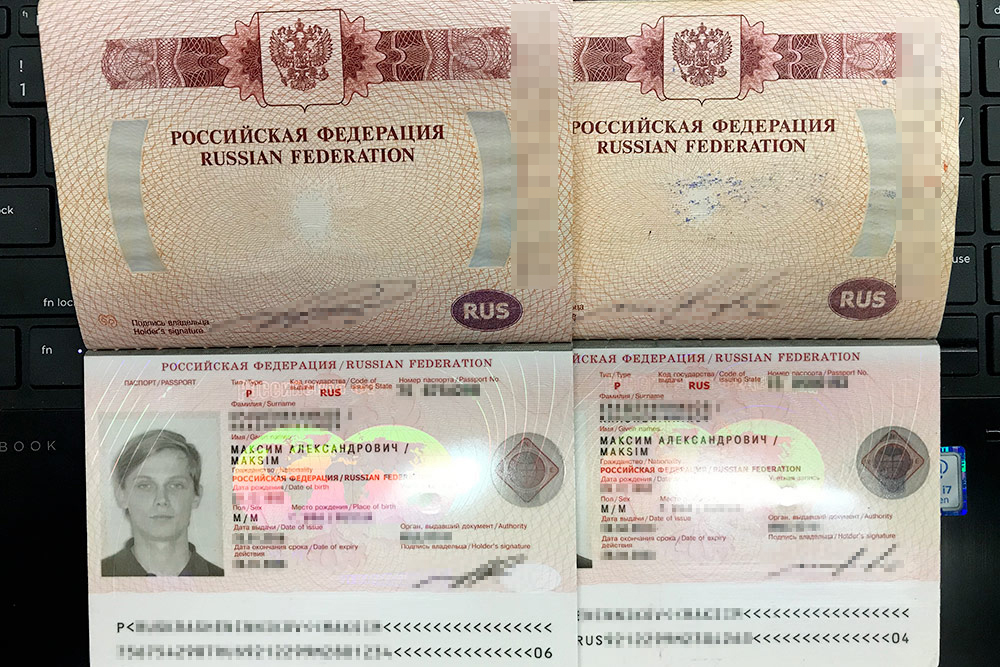 Два моих загранпаспорта: летаю по обоим, в зависимости от визы и страны