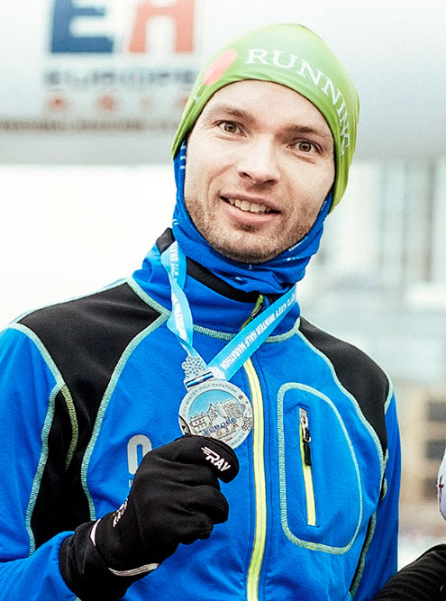 Александр с медалью финишера городского зимнего полумарафона в Екатеринбурге