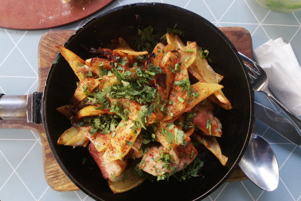 В Тбилиси вкусно и дешево. Это оджахури, жареное мясо с картофелем, стоило 15 ₾ (375 рублей)