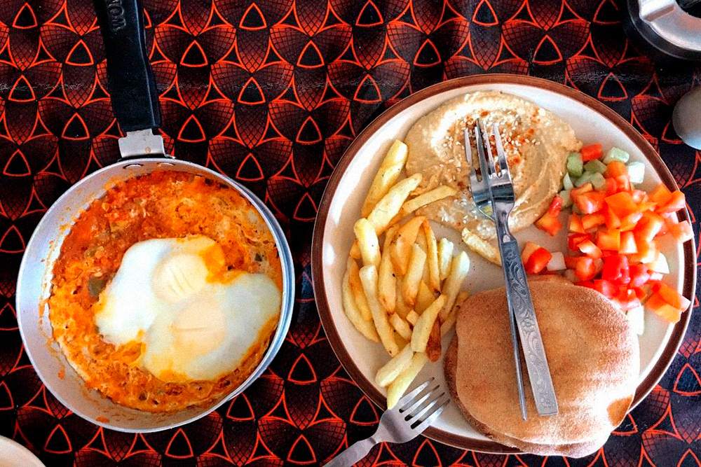 Комбо из шакшуки, хумуса, салата, картофеля фри и двух пит в израильском кафе стоило нам 250 ₹ (225 <span class=ruble>Р</span>). Хватало, чтобы наесться вдвоем