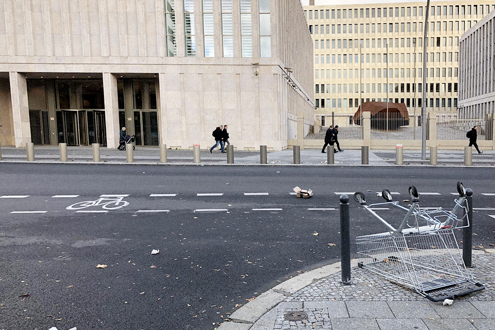 Утром 1 января. Здание на фоне — BND, служба внешней разведки Германии. Фотографировать здание запрещено, но сюда их руки не дотянутся