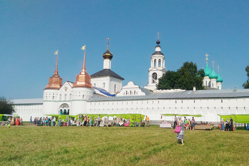 Толгский женский монастырь. В дни открытия кедровой рощи здесь проходит ярмарка — продают местные поделки, украшения, натуральный мед и чай