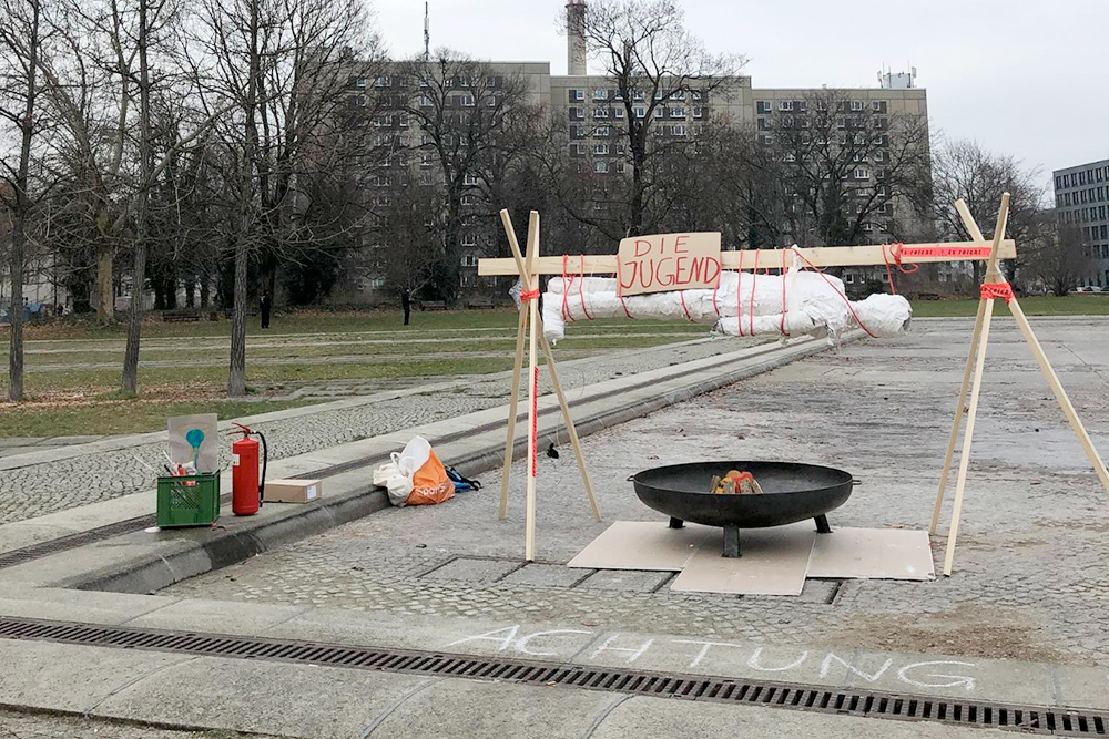 Порядок должен быть во всем. Во время демонстрации против угольных электростанций протестующие решили спалить символическое молодое поколение. Рядом, разумеется, стоит огнетушитель: мало ли что