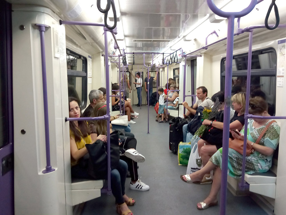 Людей в метро немного, даже в час пик