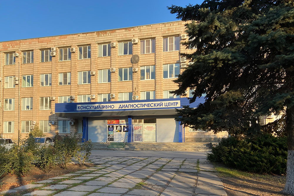 Диагностический центр на улице Дзержинского. Сюда направляют на обследование пациентов государственных поликлиник, поэтому здесь всегда очереди. Записываться нужно заранее — даже если платишь, все равно придется ждать