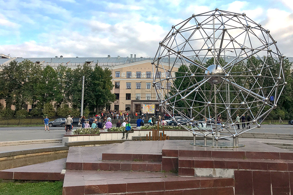 Напротив ПетрГУ есть фонтан в виде молекулы