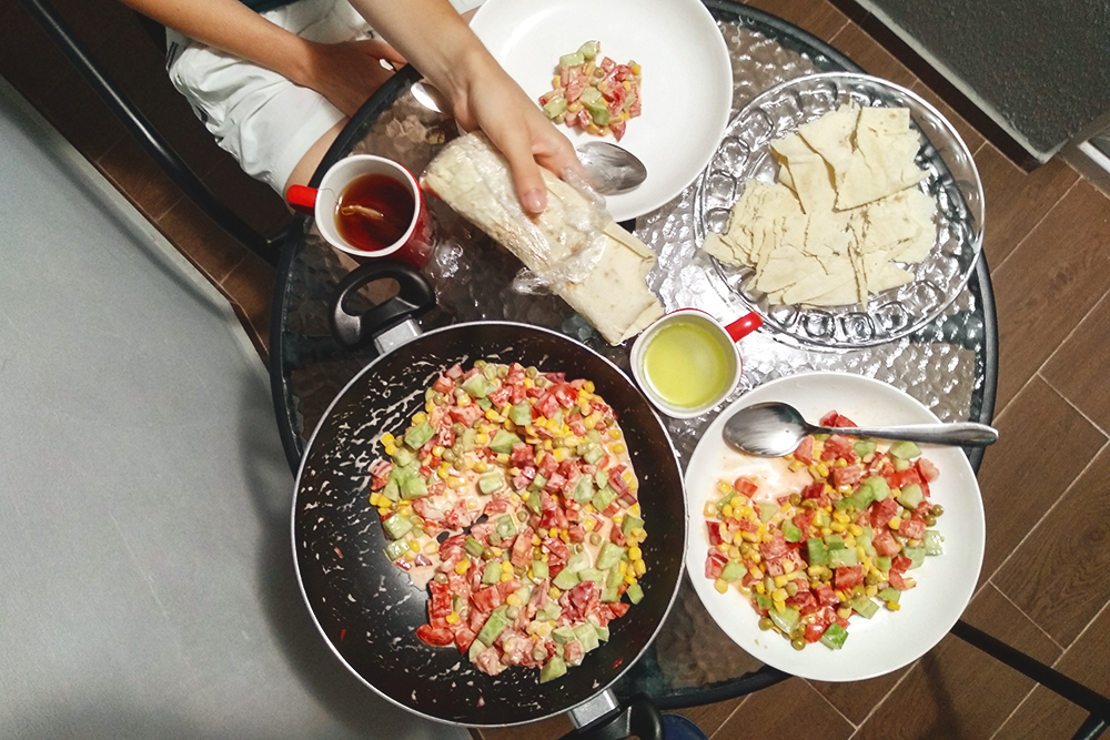 Ужин в Батуми: домашний салат, лаваш и ролл с курицей из «Карфура»