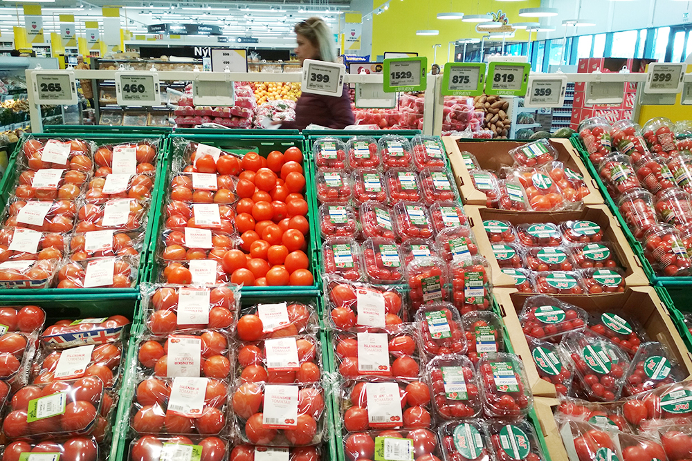 250 г привозных черри стоит 1529 kr (798 рублей). Рядом лежат исландские помидоры за 399 kr (208 рублей). На вкус они как обычные черри