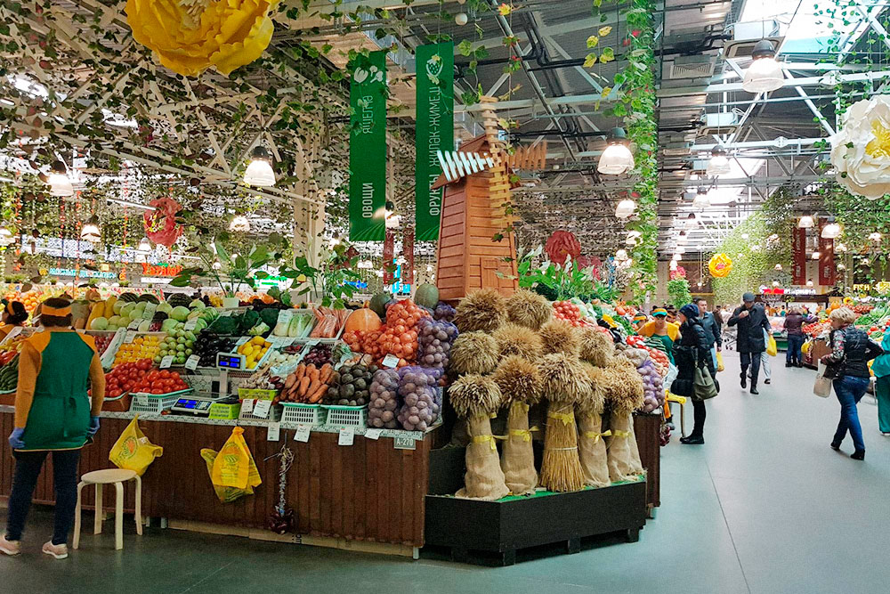 В парке продают овощи, фрукты, мясо, рыбу, молочку, орехи, сладости и специи. Но мы туда за покупками не ездим: там дорого