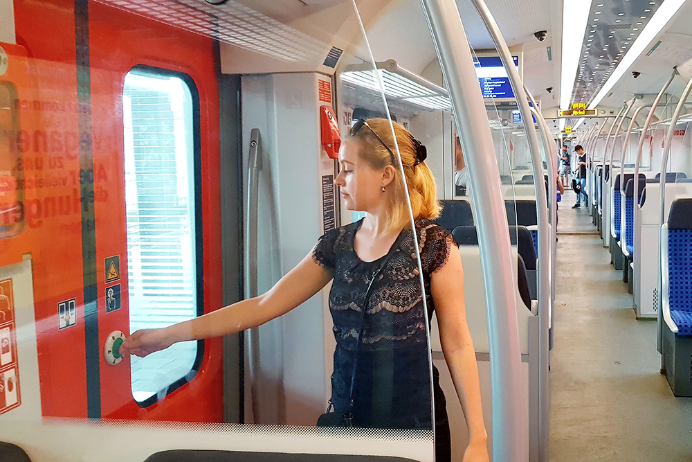 Это я в вагоне наземного метро — S-Bahn. Двери в нем открываются, только если нажать на специальную кнопку