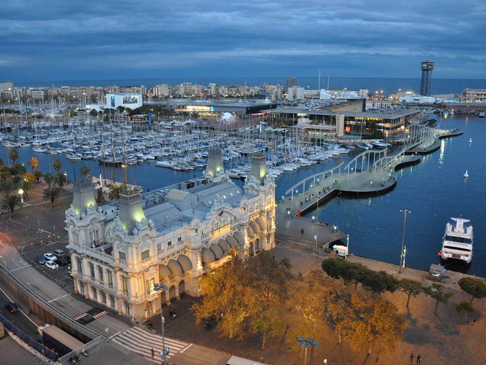 Вид на порт Барселоны с высоты памятника Христофору Колумбу. Фото: Jorge Láscar/Flickr