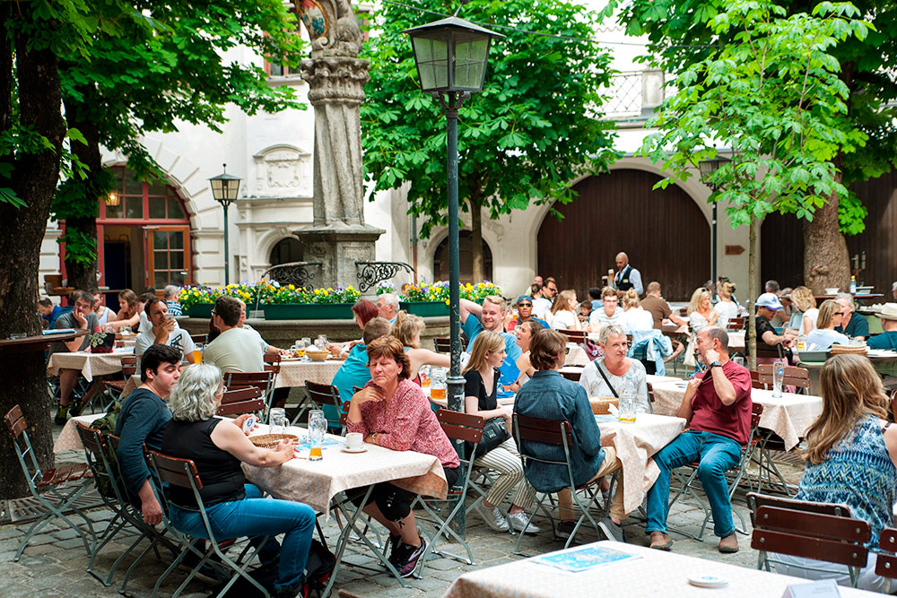 Типичный Biergarten работает по принципу самообслуживания: можно купить блюда с прилавка, но не возбраняется и принести с собой из дома, если заказывать пиво или другие напитки. Фото: Sharkshock / Shutterstock