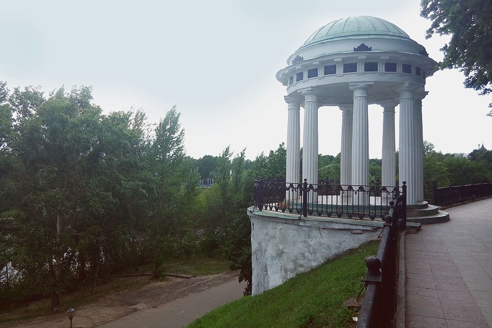 Беседка на волжской набережной — один из символов Ярославля