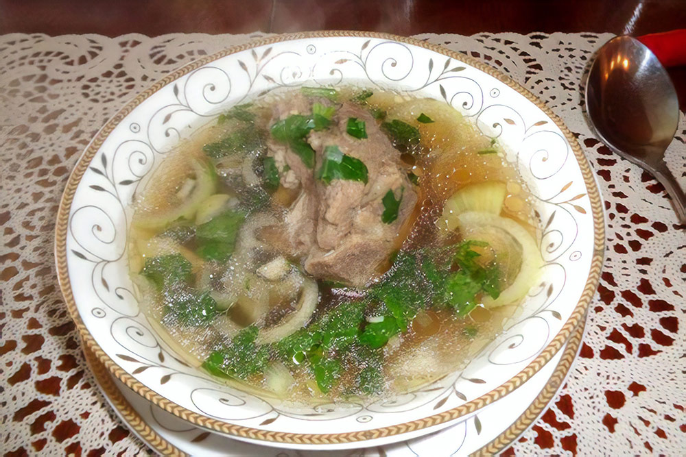 Бухлёор — это «бульон» на бурятском: суп с мясом, зеленью и картофелем. Обычно его готовят из баранины