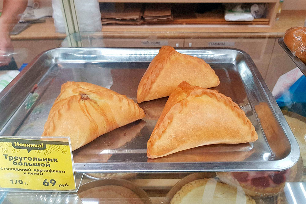 Эчпочмаки есть в меню почти всех местных кафе и шаурмячных
