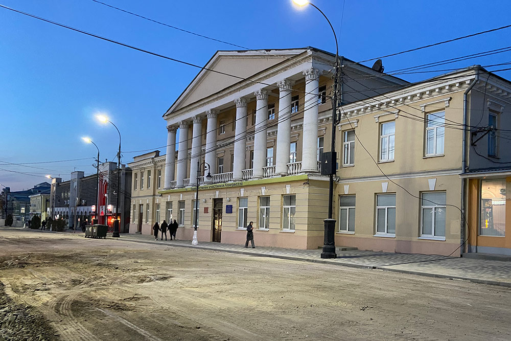 Факультет иностранных языков Таганрогского пединститута расположился в бывшем доме Гайрабетова. До революции здесь были табачная лавка, кафе «Траттория» и шляпный салон