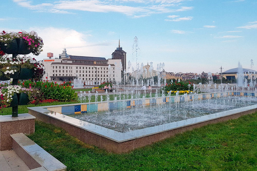 Летом в Казани хорошо гулять по площади с фонтанами у театра Камала