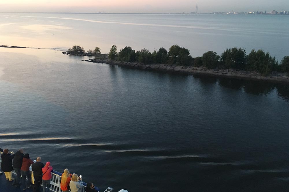 В хорошую погоду гулять по палубе лайнера можно до темноты. На этом фото мы с пассажирами парома «Принцесса Анастасия» смотрим на удаляющийся Петербург